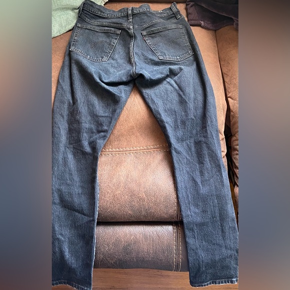 Ripped black Levi jeans. Good condition and good quality - Picture 2 of 3